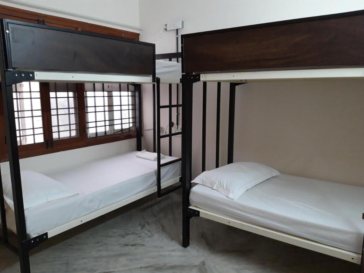 Chirpy Co-Living Space & Hostel Бангалор Экстерьер фото